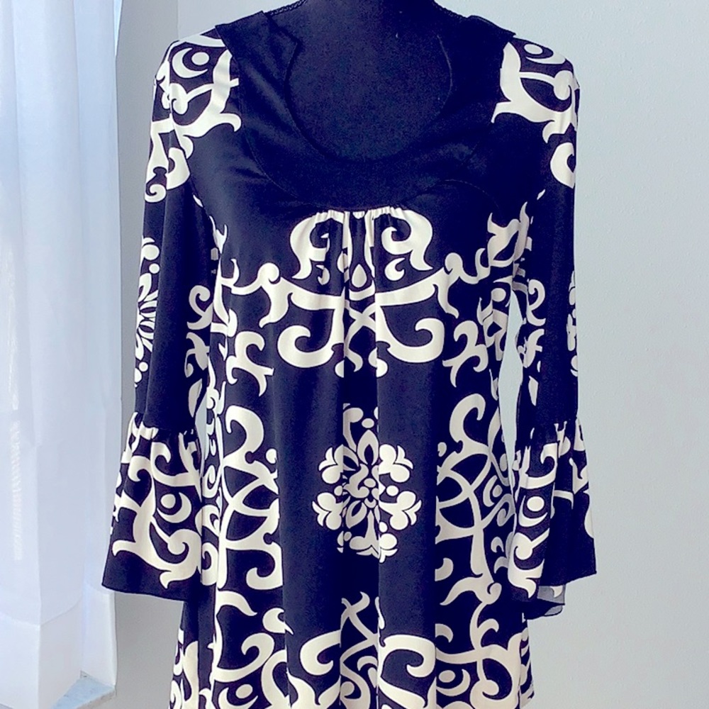 I.N.C. Black/ White Scoop Neck Tunic With Bell Sleeves! Size Large 🌷